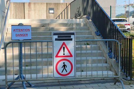 Um 13.45 Uhr sperrte die Gemeinde die Zugänge zur Passerelle