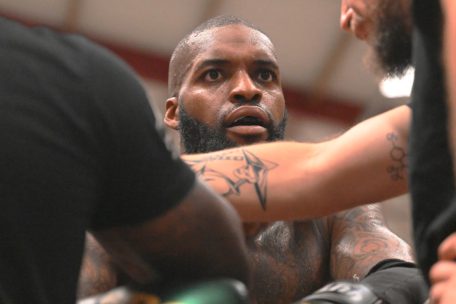 Edouard Elong konnte seine Niederlage durch technisches K. o. nicht fassen