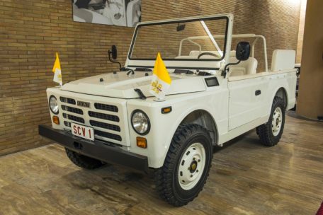 Der Fiat 1107 Campagnola, der durch das Attentat vom 13. Mai 1981 auf Papst Johannes Paul II. auf dem Petersplatz in Rom traurige Berühmtheit erlangte, ist im Kutschenmuseum des Vatikans ausgestellt