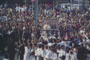Rétrospective / Le passage du pape en 1985 – Un bain de foule sauf à Esch 
