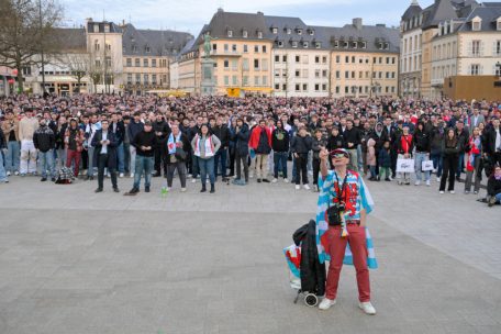 Public Viewing, diesmal nicht für die „Religion“ Fußball, sondern für den Papst. Auf der Kinnekswiss und der Place de Paris kann man den Besuch des Pontifex auf großen Bildschirmen verfolgen.
