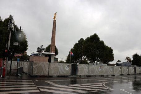 Alles vorbereitet: Der Umzug im „Papamobil“ führt den Papst am jahrzehntelang vom Klerus bekämpften Monument der gefallen Luxemburger Soldaten des Ersten Weltkriegs vorbei