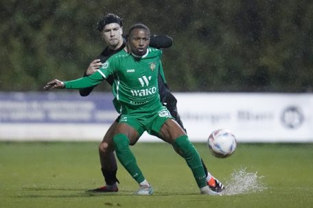 Henri Dupays (im Hintergrund) und Solyir Sanali beim spritzigen Zweikampf