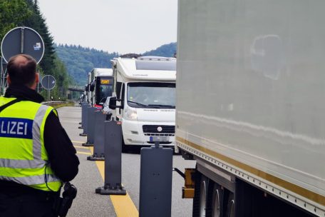 „Jeder kann mithelfen“  / Deutsche Polizei gibt Autofahrern Tipps zur Stauvermeidung bei den Grenzkontrollen