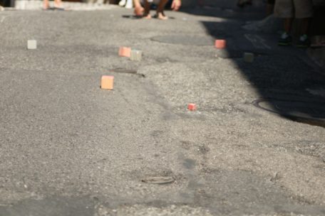 Vorteil der Würfel: Man kann auch auf unebenem Untergrund spielen