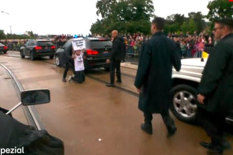 Luxemburg-Stadt / „Stierkampf ist eine Sünde“: Papamobil muss wegen Protestlerin stoppen