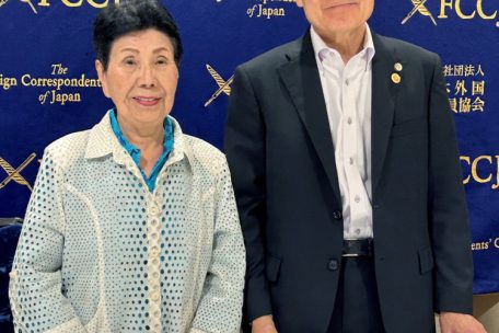 Hideko Hakamada (l), Schwester von Iwao Hakamada, der nacdh Auffassung des Gerichts zu Unrecht wegen Mordes jahrzehntelang in der Todeszelle saß, und Hideyo Ogawa, sein Verteidiger