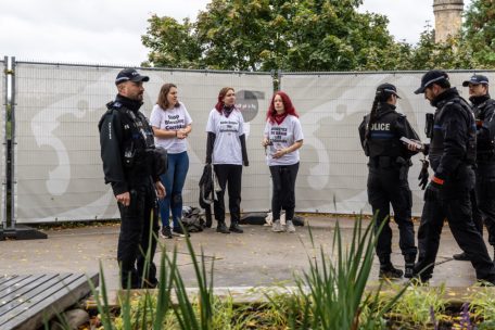 Ein Fall für die Polizei: Die drei Demonstrantinnen