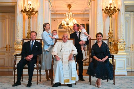 Fürs Familienalbum: Der Papst und das großherzogliche und erbgroßherzogliche Paar mit den Prinzen Charles und François
