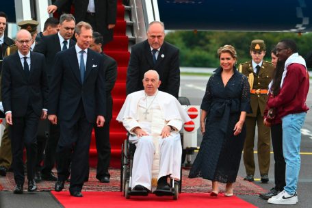 Empfang am Findel: Der Papst mit Luc Frieden, dem großherzoglichen Paar sowie Sara und Fabrice (r.)