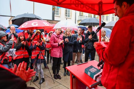 Arbeitsrecht / Für eine legale und transparente Übernahme: OGBL und Caritas-Mitarbeiter demonstrieren gegen Vorgehen von HUT