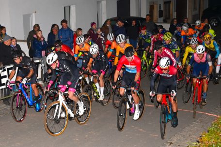 Der Start des Männerrennens bei Nacht in Reckingen