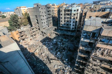 Stark beschädigte Häuser in der Umgebung von Gebäuden, die durch israelische Angriffe, bei denen der Hisbollah-Führer Hassan Nasrallah getötet wurde, dem Erdboden gleichgemacht wurden