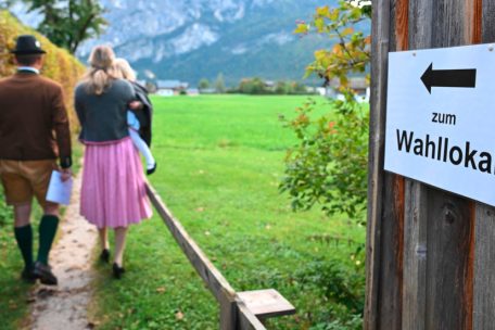 Wähler in traditioneller Kleidung auf dem Weg zu einem Wahllokal in Altaussee