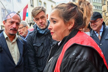 OGBL-Präsidentin Nora Back zeigt Solidarität bei der Demonstration der Caritas-Mitarbeiter am vergangenen Freitag