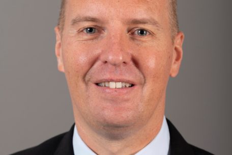 Jeff Kohnen (47) ist seit 2011 Mitglied der Schulleitung und seit 2020 Direktor des Atert-Lycée. Er war seit der Eröffnung des ALR 2008 und bis 2015 als Biologielehrer an der Schule tätig. 