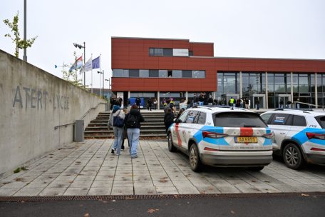 Polizei vor der Schule: Am vergangenen Dienstag wurde im Atert-Lycée der Notfallalarm ausgelöst. Später stellte sich heraus, dass es ein Fehlalarm war.