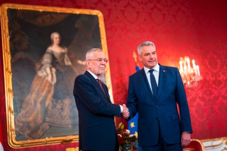 Österreich / Bundespräsident beauftragt Wahlverlierer Nehammer mit Regierungsbildung – und nicht die FPÖ