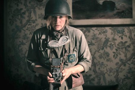 „Lee“ / Kate Winslet spielt die Kriegsfotografin Lee Miller, doch lohnt sich der Kinobesuch?