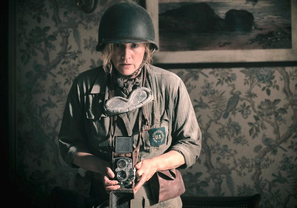 „Lee“ / Kate Winslet spielt die Kriegsfotografin Lee Miller, doch lohnt sich der Kinobesuch?