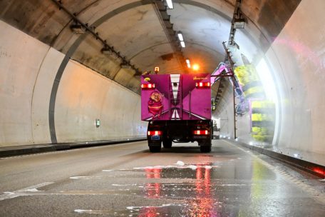 Bei der Reinigung der Autobahntunnel ist Präzisionsarbeit gefragt