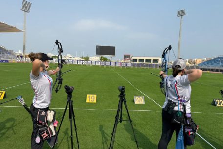 Lea Tonus (l.) und Kenza Pop beim Training in Bahrain