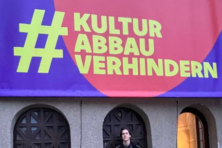 Gindorff auf dem Balkon des Berliner Ensembles: Der Schauspieler hatte sich sofort hinter die Proteste gegen die geplanten Kürzungen des Kulturetats in Berlin gestellt