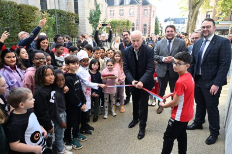 Michel Krieps, früherer Kommandant der Escher Feuerwehr, schnitt das obligatorische Bändchen durch