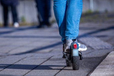 Deutschland / Mann flieht mit 100 km/h vor der Polizei – mit dem E-Scooter