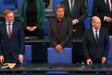 Deutschland / Regierungsmitglieder organisieren zwei konkurrierende Wirtschaftsgipfel