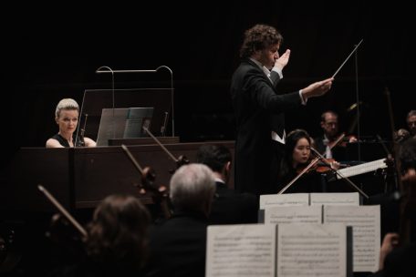 Die Solistin&nbsp;Iveta Apkalna (l.) und der Dirigent Gustavo Gimeno (r.) &uuml;berzeugten