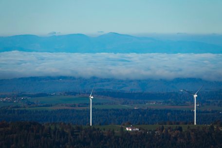 Inversionswetter: Auf den Bergen ist es mild und klar, in der Tiefe bleiben die feucht-kalten Nebelschichten liegen