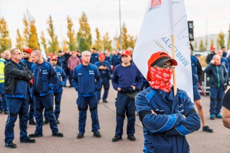 Demonstration vor einem BMW-Werk in Leipzig: Die Gewerkschaft IG Metall fordert sieben Prozent mehr Lohn