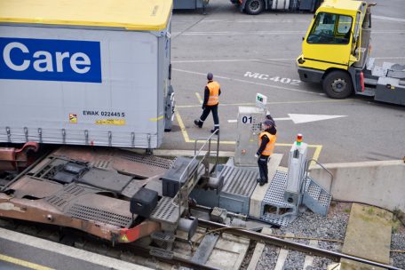 Mensch und Technik arbeiten im Terminal Hand in Hand