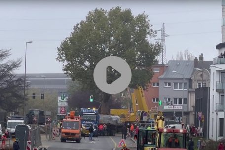 Video / Hier fährt der 110-Tonnen-Baum über den Escher boulevard Grande-Duchesse Charlotte