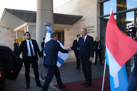 Außenminister Xavier Bettel wird bei seiner Ankunft am israelischen Parlament vom Knesset-Präsidenten begrüßt