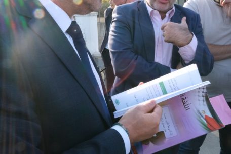 Außenminister Xavier Bettel konfrontiert den UNRWA-Direktor für die Westbank mit dem umstrittenen Lehrmaterial