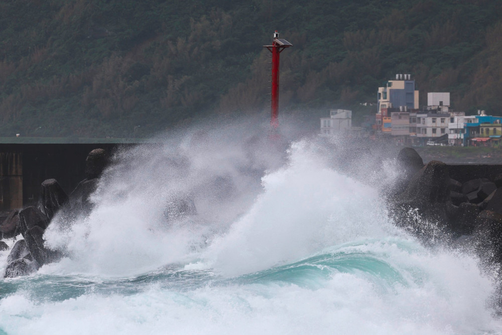Taiwan / Super-Taifun „Kong-rey“ trifft auf Land – Ein Toter und 73 Verletzte