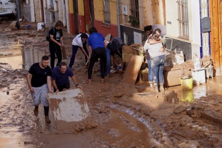 Bewohner reinigen ihre von Überschwemmungen betroffenen Häuser in Valencia