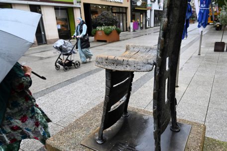 Hier beginnen Simone Wohls Führungen durch Esch: der Stuhl von Bettina Scholl-Sabbatini
