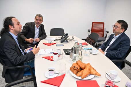 Chinas Botschafter Hua Ning im Gespräch mit Tageblatt-Redakteur Christian Muller und Tageblatt-Chefredakteur Armand Back in den Editpress-Büros in Belval