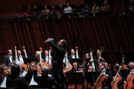 Alain spannt den Bogen / Konzerte in der Philharmonie und der St.-Martin-Kirch: Stars, Jubiläen und Premieren