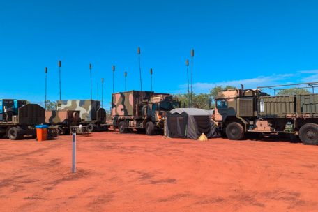 Eine Kommunikationseinheit der australischen Armee nimmt an der Militärübung „Pitch Black 24“ auf dem Bradshaw Field Training Areal in Northern Territory teil