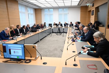 180-Grad-Wenden / Caritas soll nun doch Millionenkredit bekommen: Was bei der Chamber-Kommissionssitzung geschah