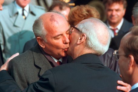 Keine Oktober-Revolution: Der sowjetische Staats- und Parteichef Michail Gorbatschow (l.) wird zu den Feierlichkeiten zum 40-jährigen Staatsjubiläum der DDR in Ost-Berlin von dem Staatsratsvorsitzenden Erich Honecker mit dem traditionellen Bruderkuss begrüßt