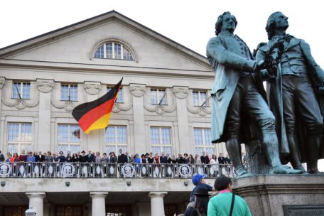 Mit der Nachstellung eines historischen Fotos auf dem Theaterplatz vor dem Deutschen Nationaltheater Weimar beginnt die Uraufführung „Reichstags-Reenactment“ beim Kunstfest Weimar 2019