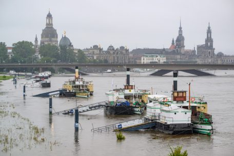 Dresdner Panorama mit der teils eingestürzten Carolabrücke im September 2024