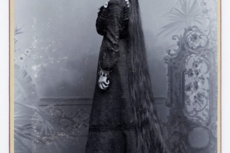 Helen Buchholtz mit bodenlangen Haaren, ohne Datum