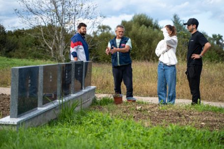 „Sie waren Menschen wie wir und haben sich ein Grab verdient“: Flüchtlingsaktivist Asim bei Gräbern namenloser und nicht identifizierter Geflüchteter auf dem Friedhof von Bihac