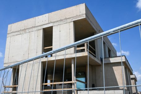 Wirtschaft / 5,4 Prozent weniger Beschäftigte im Bausektor – Zentralbank meldet sinkende Zinsen